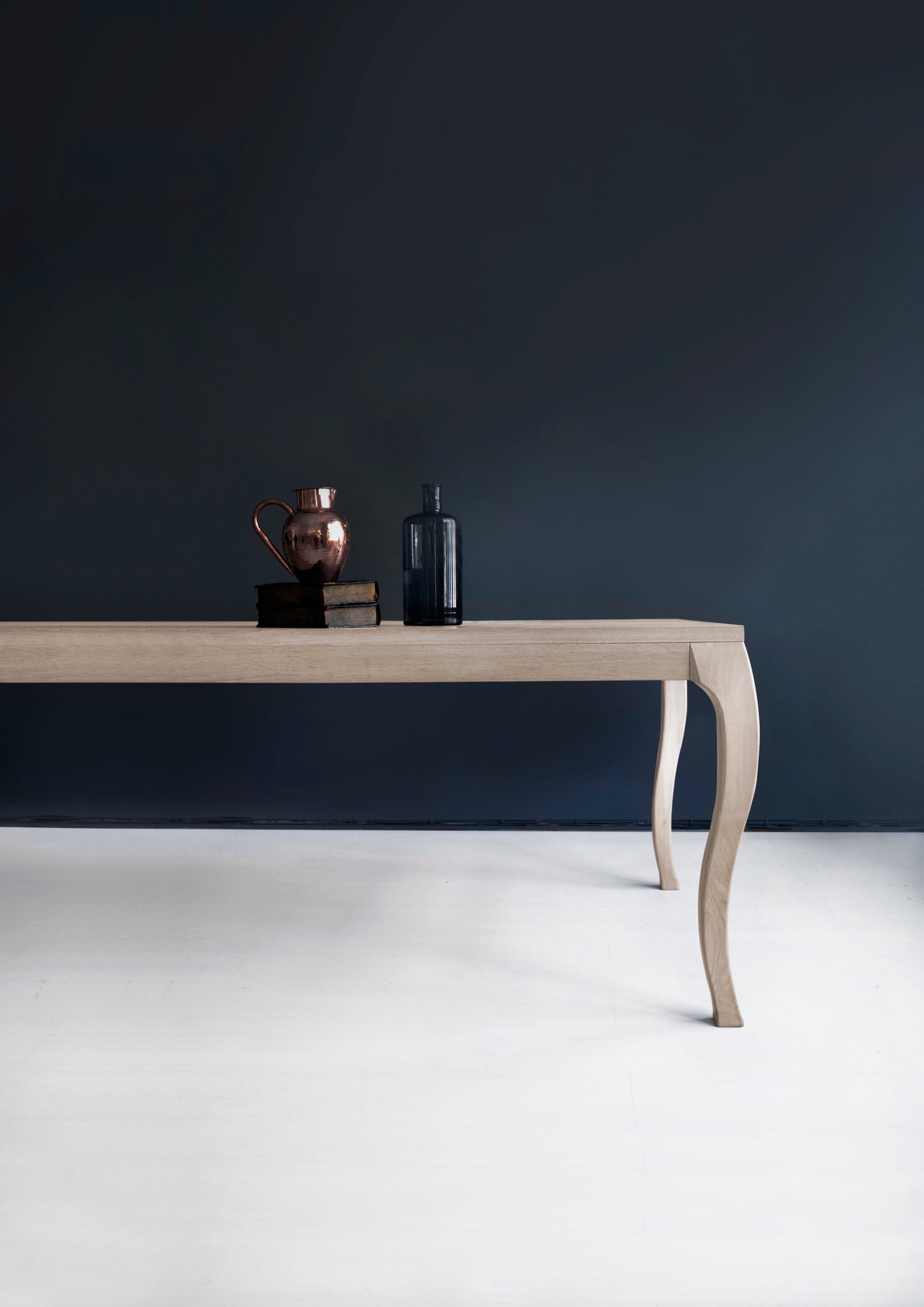 VICTORIA DINING TABLE