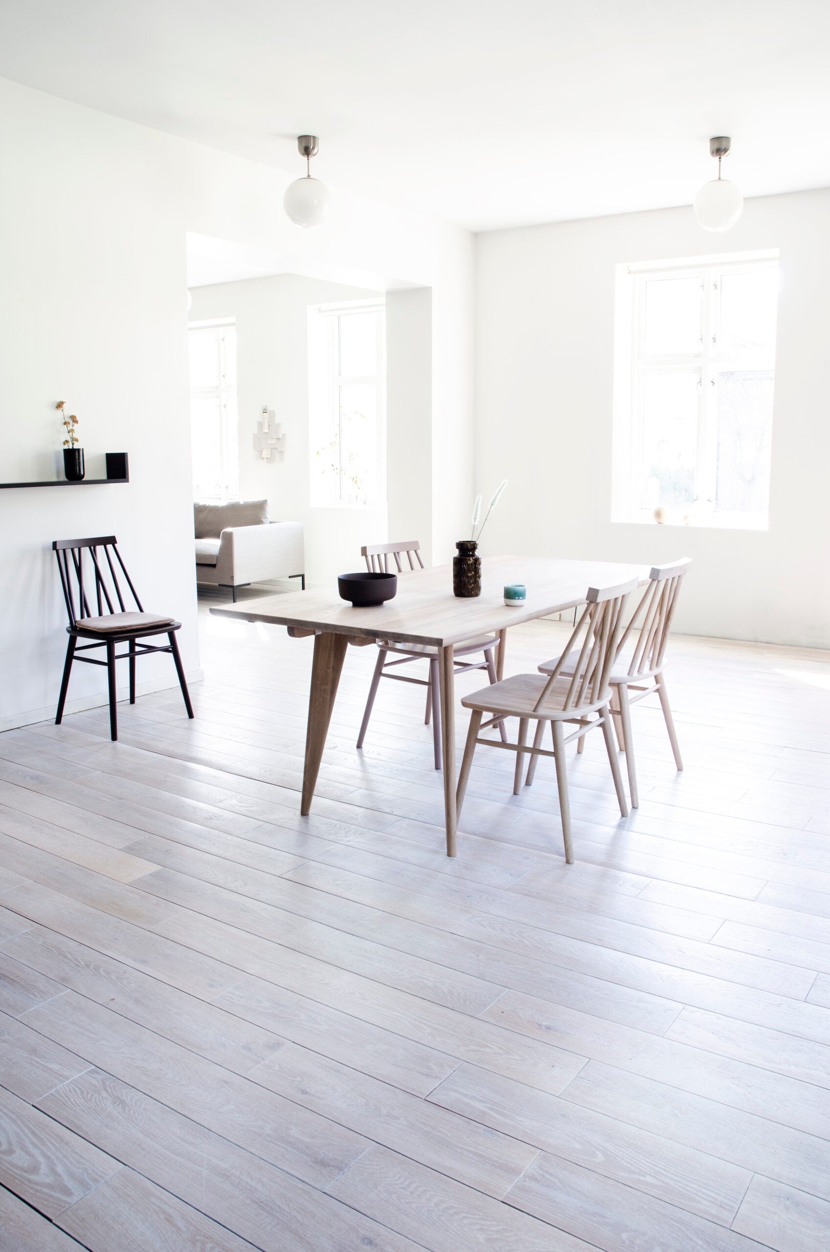 VIKEN DINING TABLE