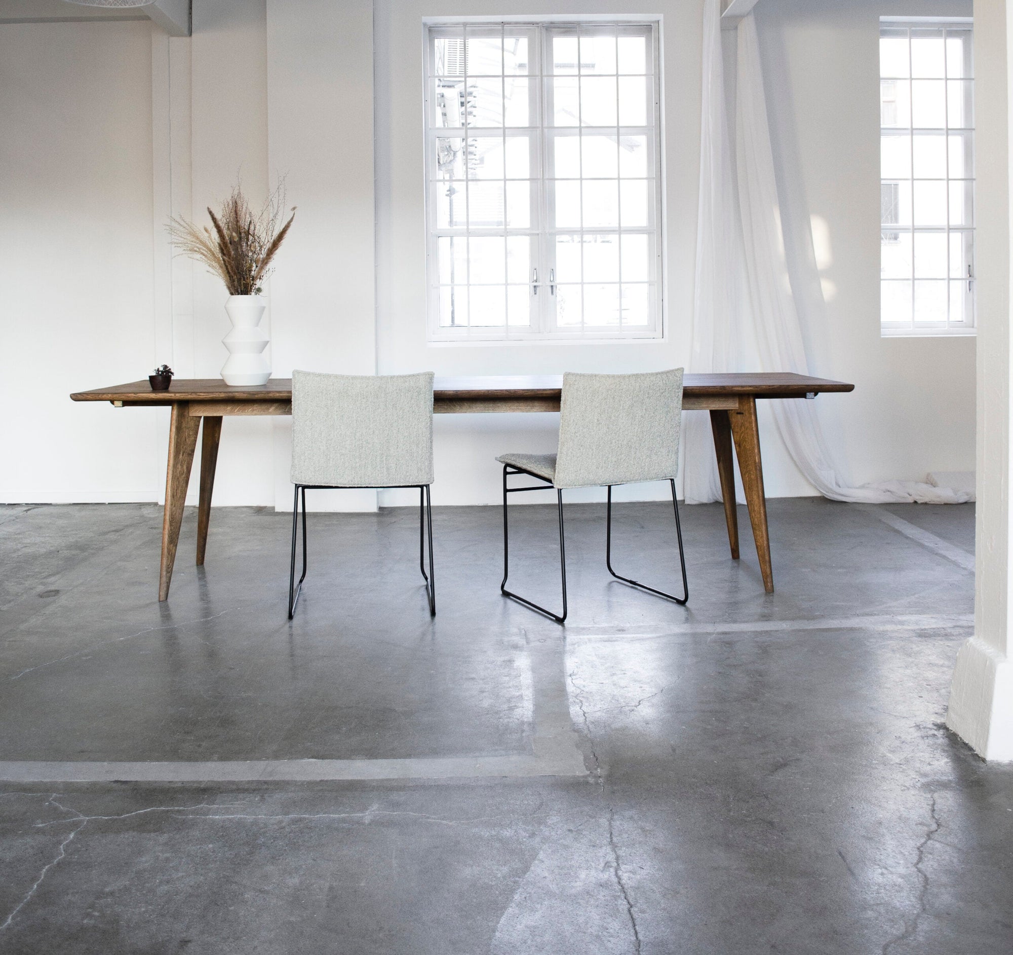 VIKEN DINING TABLE