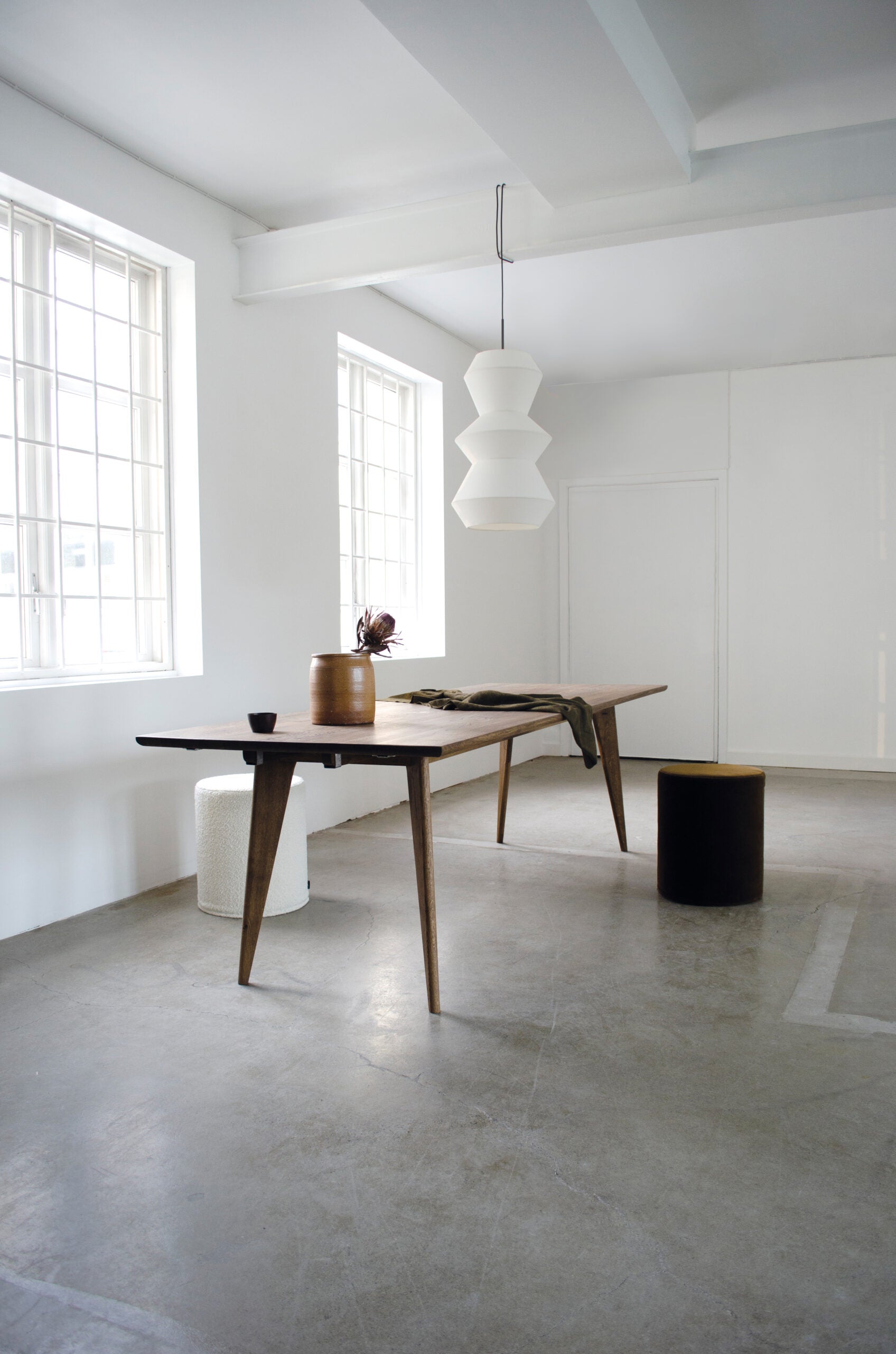 VIKEN DINING TABLE
